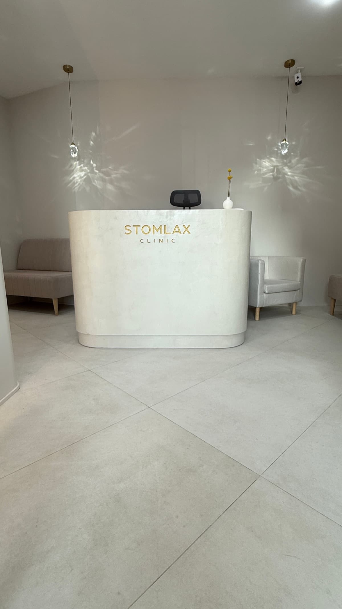 Ресепшен клиники Стомлакс — встречаем пациентов с метро Кантемировская на 6-й Радиальной